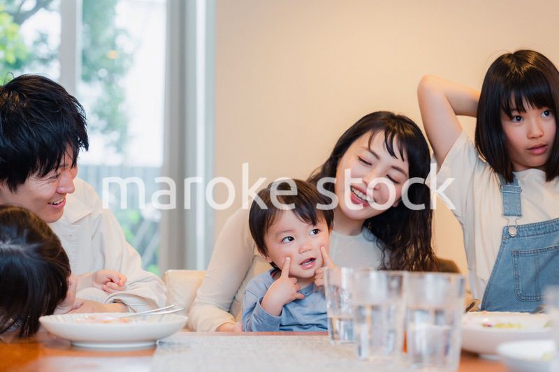 みんなでごはんを食べる大家族