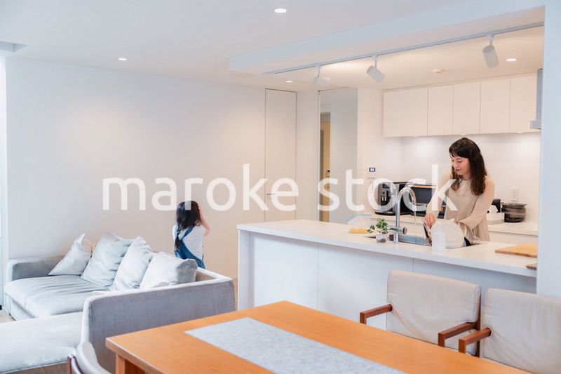 キッチンで家事をしながら子供と会話をするお母さん