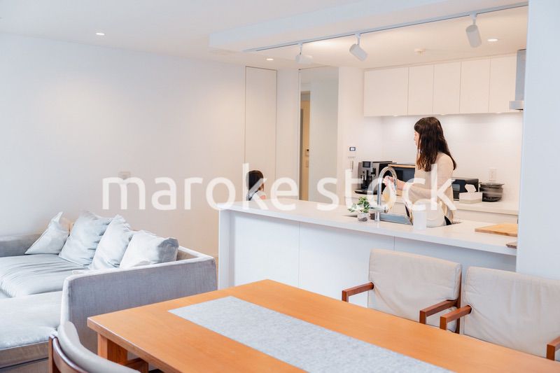 キッチンで家事をしながら子供と会話をするお母さん