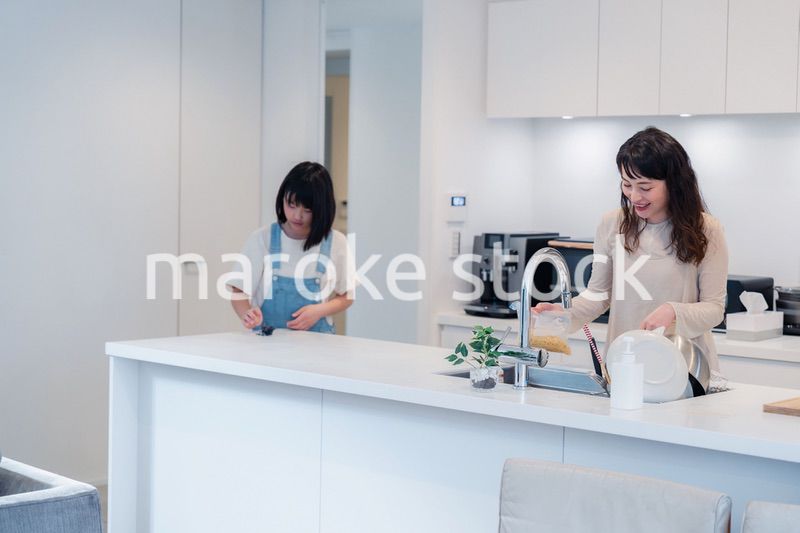 家事をしながら娘と話をするお母さん