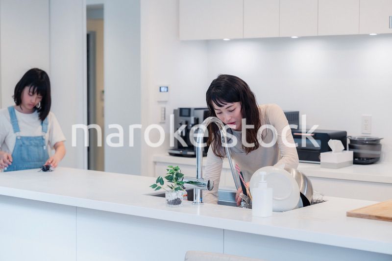 家事をしながら娘と話をするお母さん