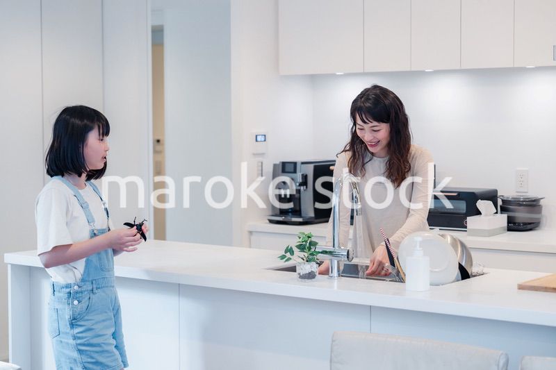 家事をしながら娘と話をするお母さん