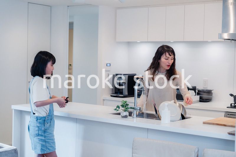 家事をしながら娘と話をするお母さん