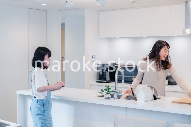 家事をしながら娘と話をするお母さん