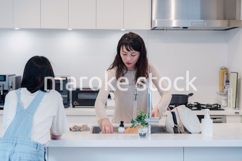 家事をしながら娘と話をするお母さん