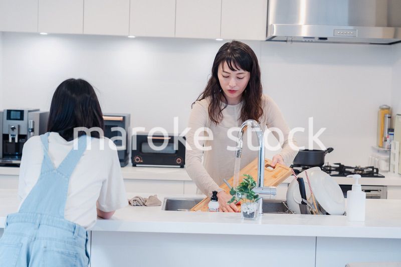 家事をしながら娘と話をするお母さん