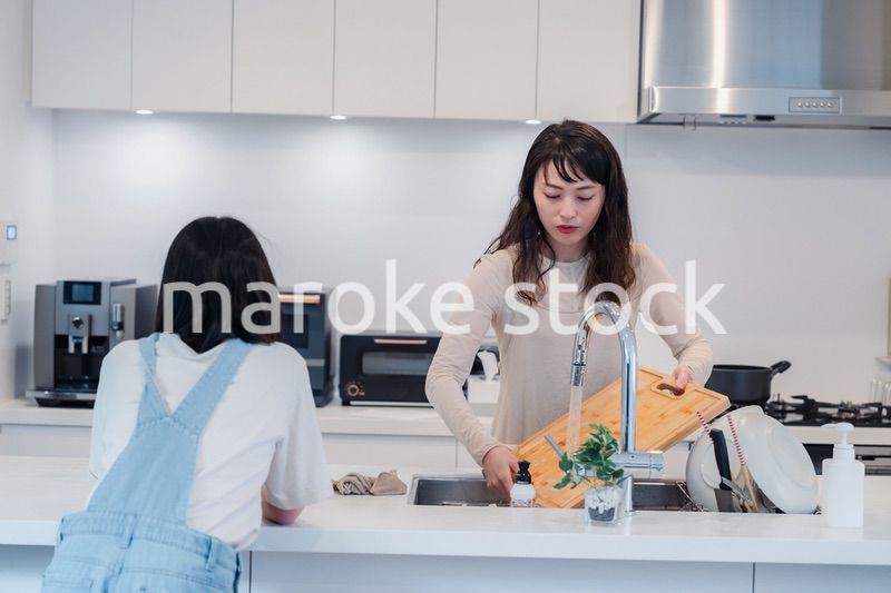 家事をしながら娘と話をするお母さん