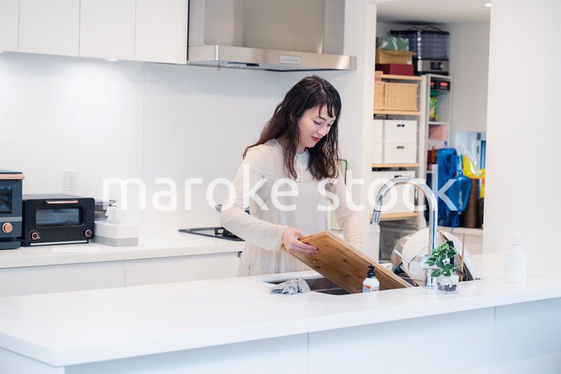 キッチンで洗い物をする主婦