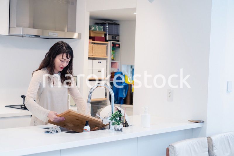 キッチンで洗い物をする主婦