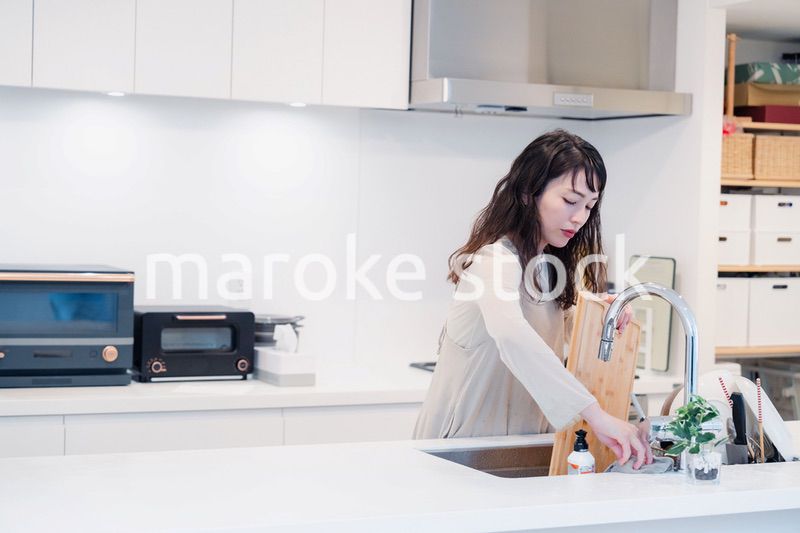 キッチンで洗い物をする主婦
