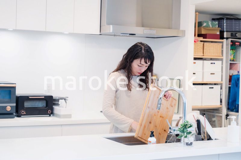 キッチンで洗い物をする主婦