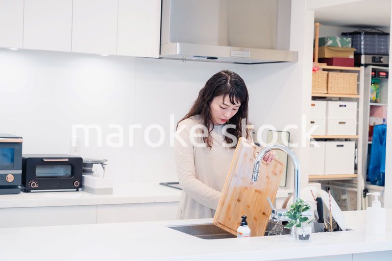 キッチンで洗い物をする主婦