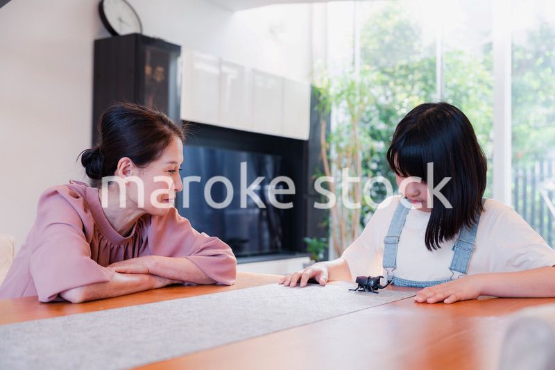 おばあちゃんと一緒に昆虫の観察をする女の子