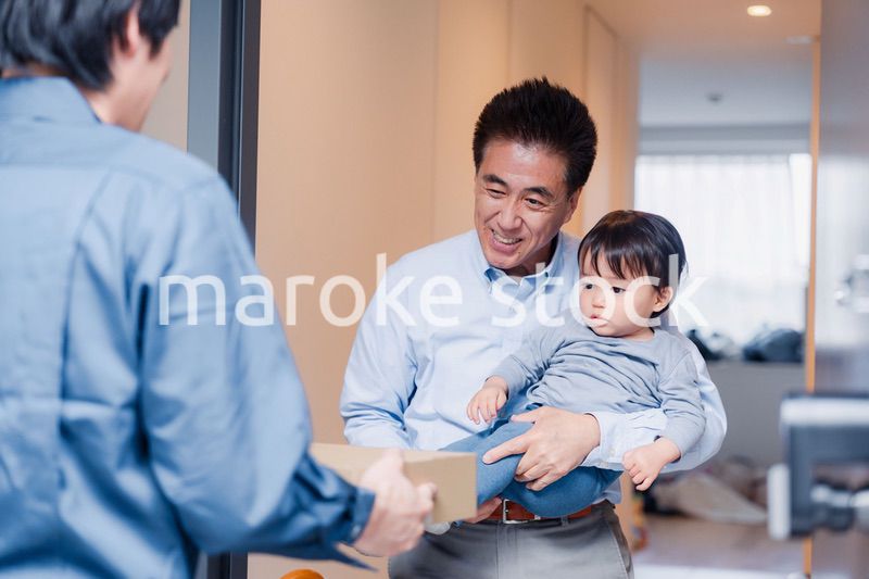 宅配便を受け取る赤ちゃん
