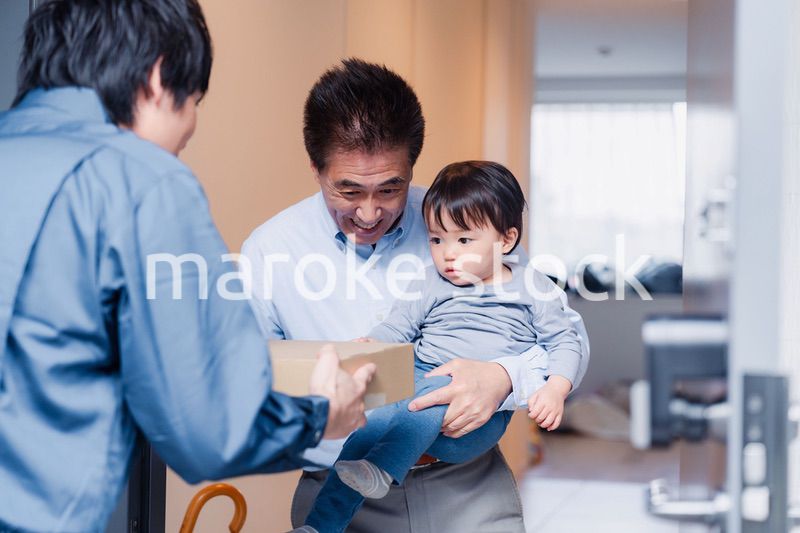 宅配便を受け取る赤ちゃん