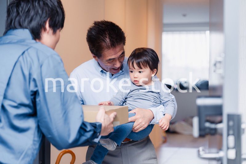 宅配便を受け取る赤ちゃん