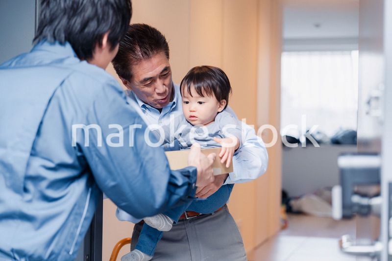 宅配便を受け取る赤ちゃん