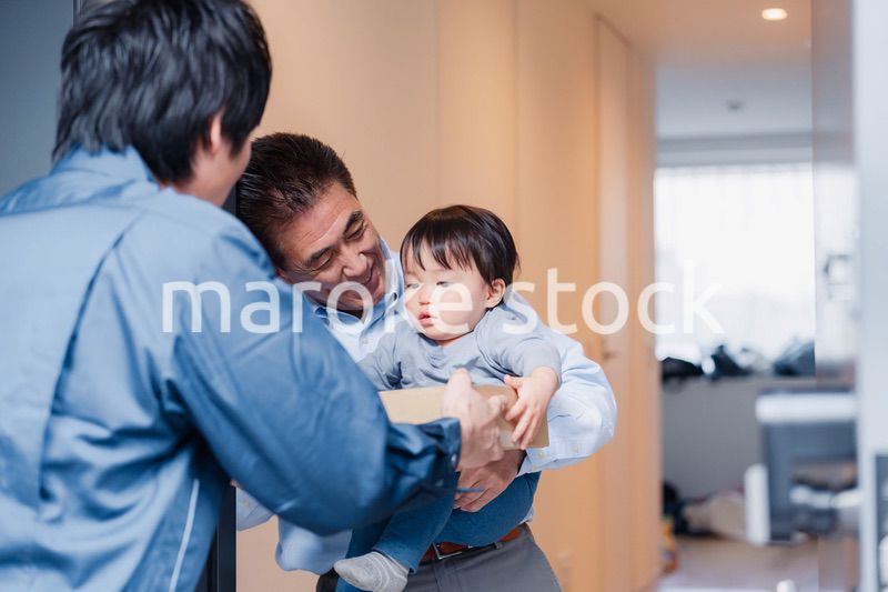 宅配便を受け取る赤ちゃん
