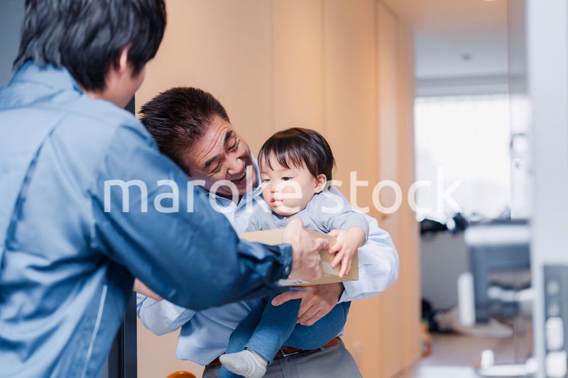 宅配便を受け取る赤ちゃん