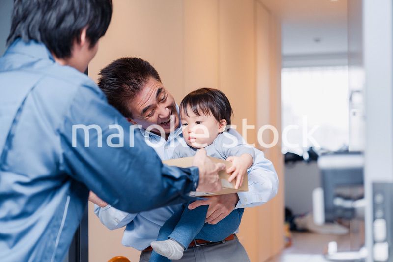 宅配便を受け取る赤ちゃん