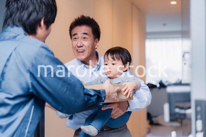 宅配便を受け取る赤ちゃん