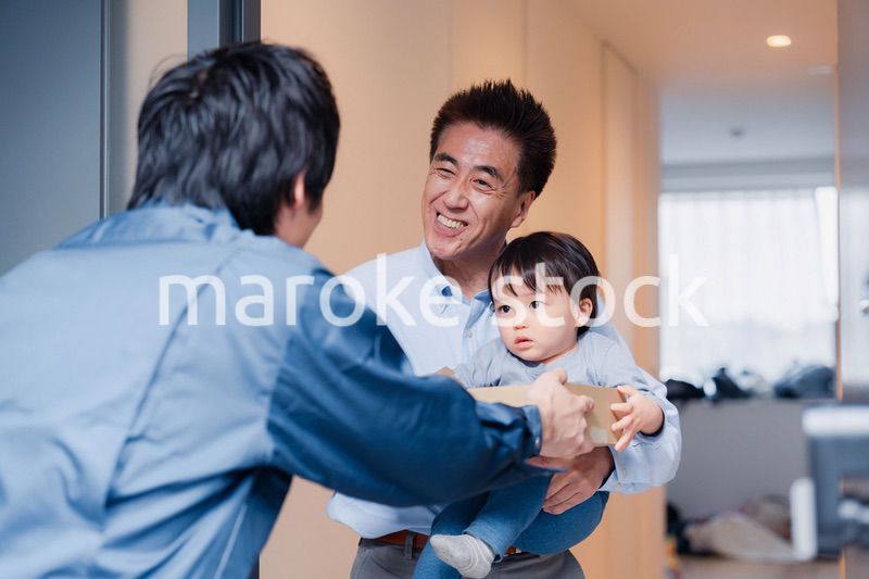 宅配便を受け取る赤ちゃん