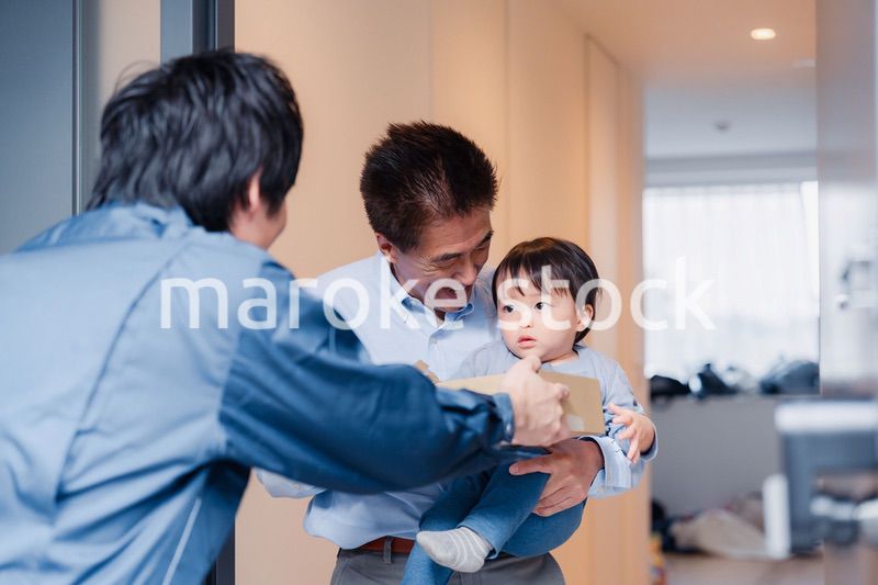 宅配便を受け取る赤ちゃん