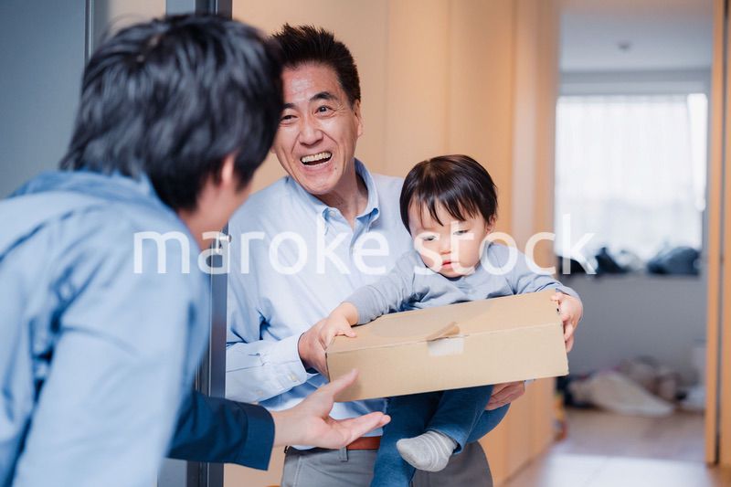 宅配便を受け取る赤ちゃん
