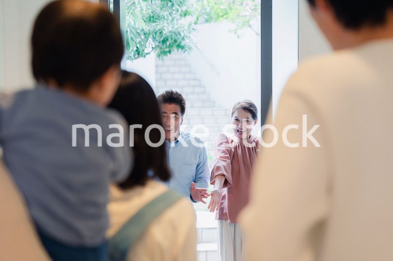 孫たちの家を訪問する祖父母