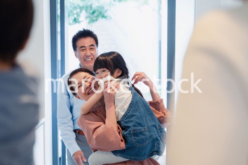 孫たちの家を訪問する祖父母