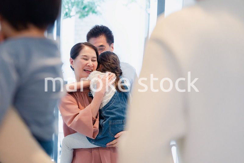 孫たちの家を訪問する祖父母