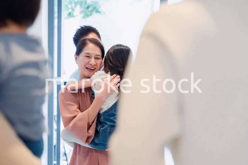 孫たちの家を訪問する祖父母