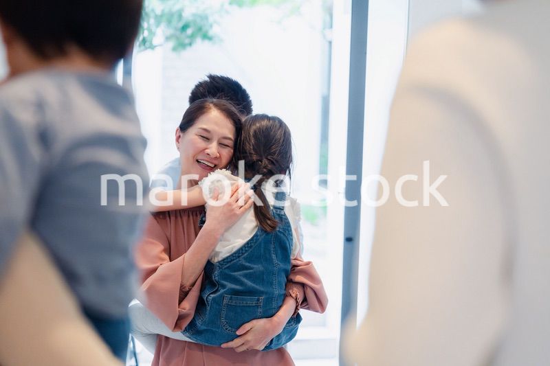 孫たちの家を訪問する祖父母