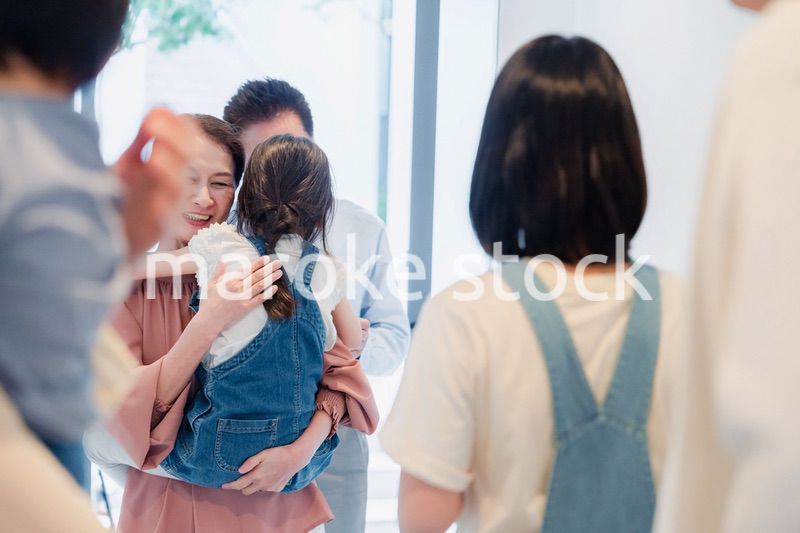 孫たちの家を訪問する祖父母