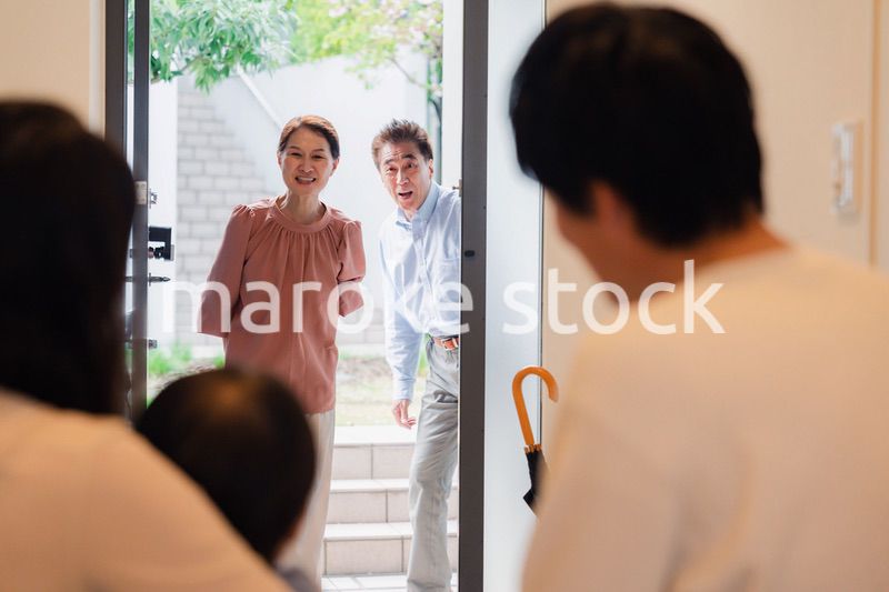 孫の成長を見に家に遊びにきた祖父母