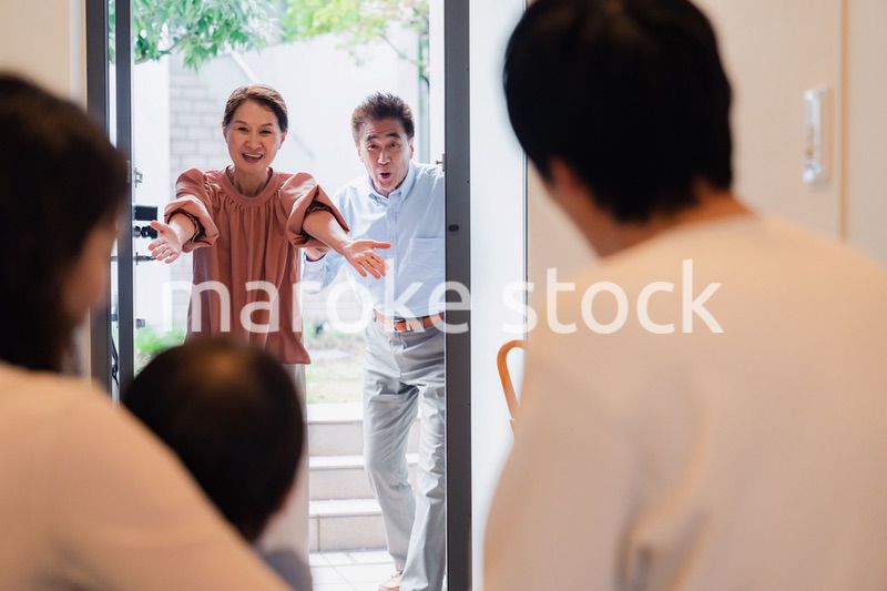 孫の成長を見に家に遊びにきた祖父母