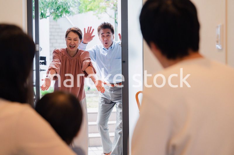 孫の成長を見に家に遊びにきた祖父母