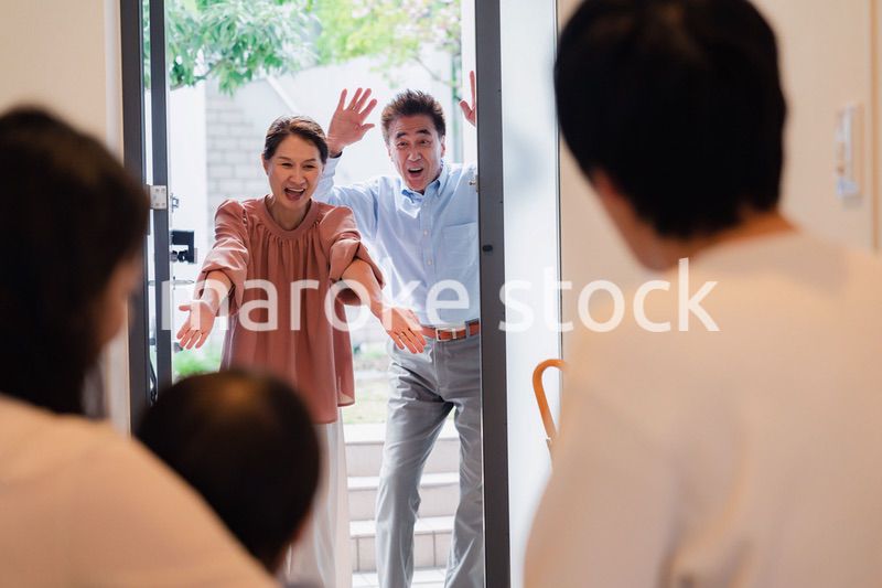 孫の成長を見に家に遊びにきた祖父母