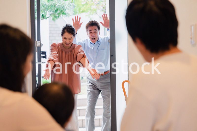 孫の成長を見に家に遊びにきた祖父母