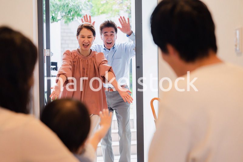 孫の成長を見に家に遊びにきた祖父母