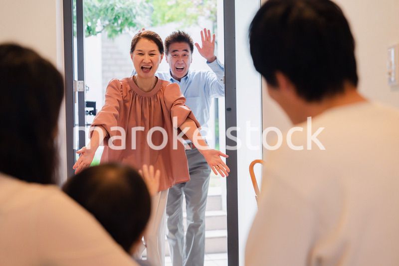 孫の成長を見に家に遊びにきた祖父母