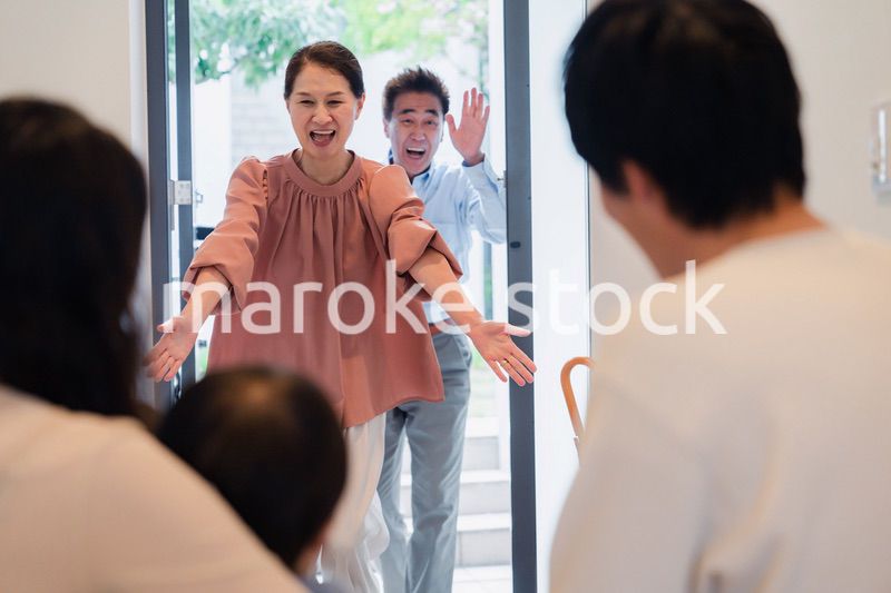 孫の成長を見に家に遊びにきた祖父母