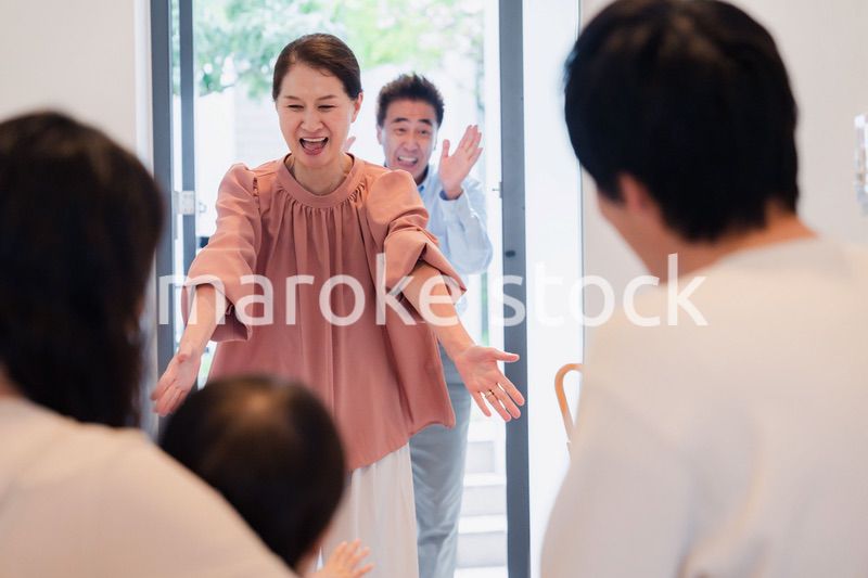 孫の成長を見に家に遊びにきた祖父母