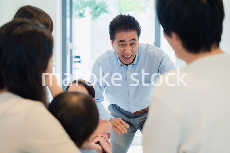 孫の成長を見に家に遊びにきた祖父母