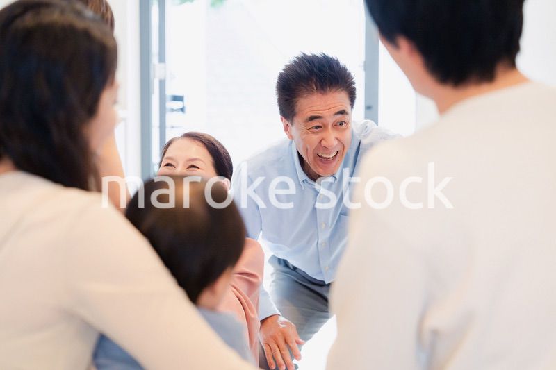 孫の成長を見に家に遊びにきた祖父母