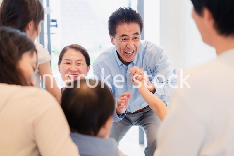 孫の成長を見に家に遊びにきた祖父母