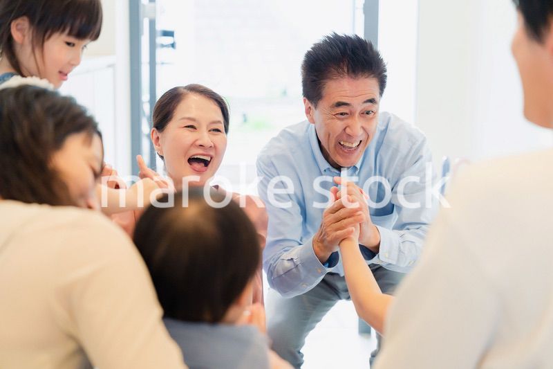 孫の成長を見に家に遊びにきた祖父母