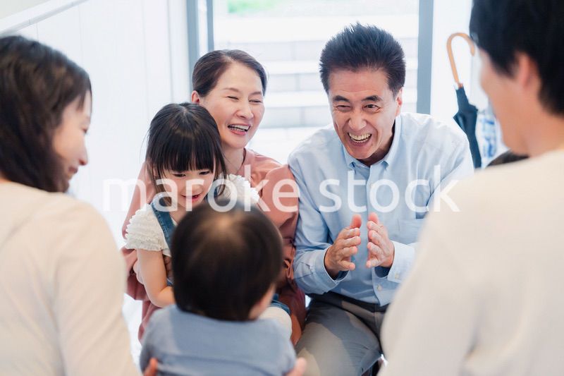 孫たちの家を訪問する祖父母