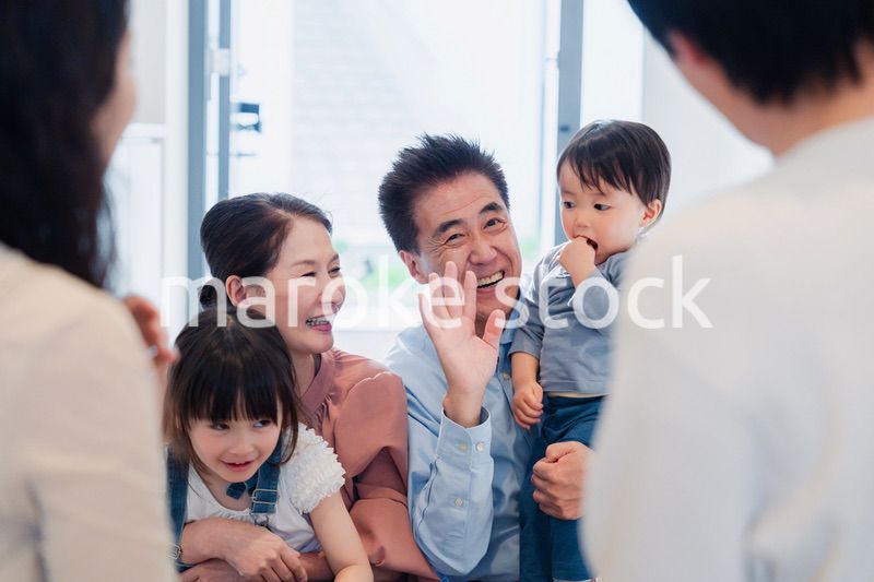 孫たちの家を訪問する祖父母