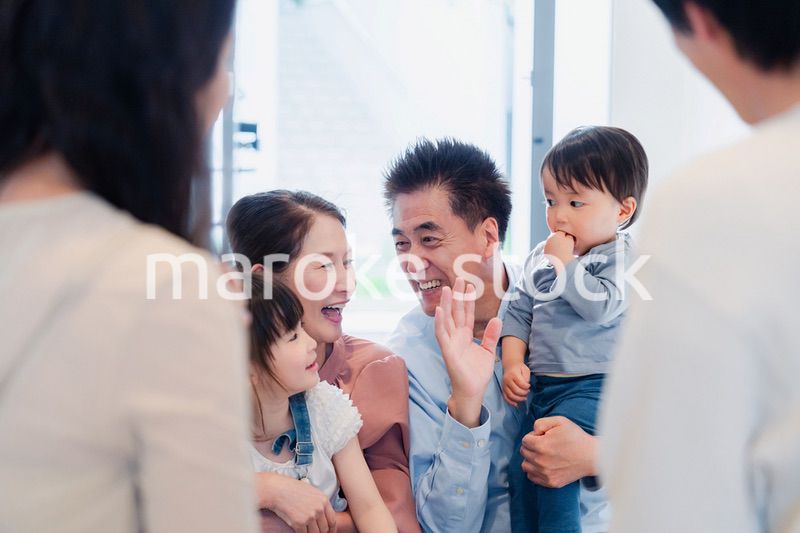 孫たちの家を訪問する祖父母